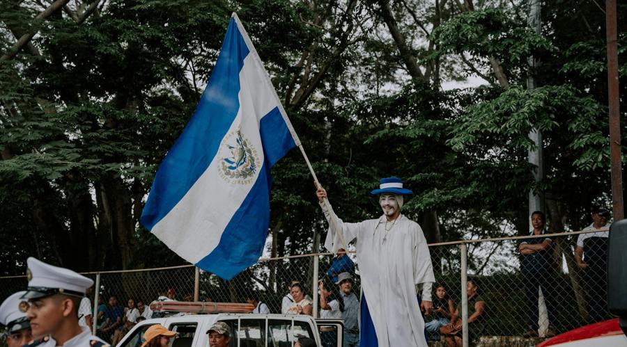 A man waving the El Salvador flag; Photo: Pexels